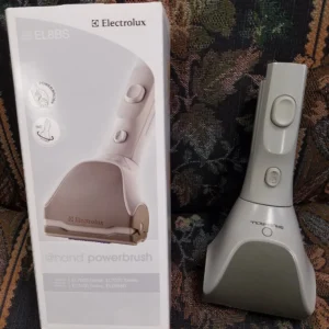 A box and a remote control for an electric shaver.